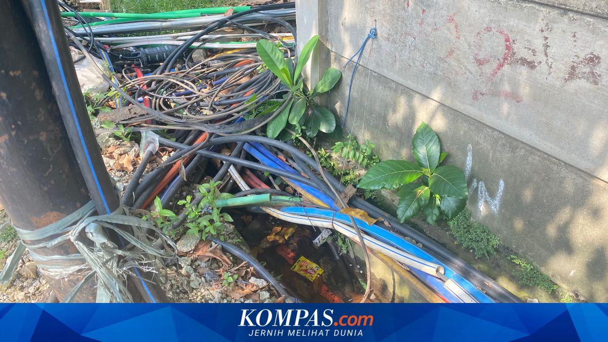 Kabel Semrawut di Saluran Kuningan Barat Raya Mengganggu Pengguna Jalan