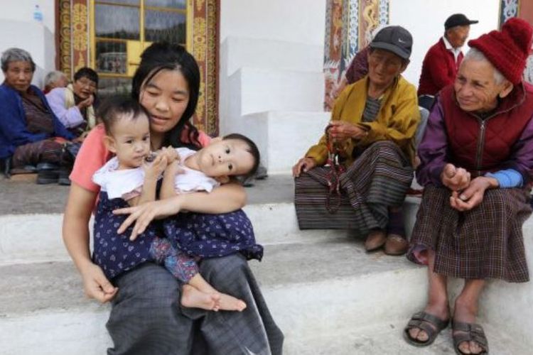 Nima dan Dawa dari Bhutan, lahir sebagai kembar siam pada bagian dada. (Herald Sun via ABC News)