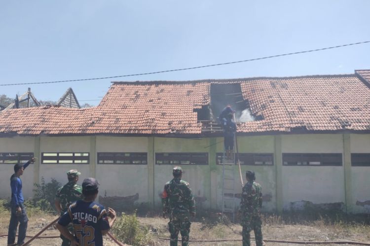 Warga Bakar Sampah, Api Merembet ke SDN Rongtengah 5 Sampang