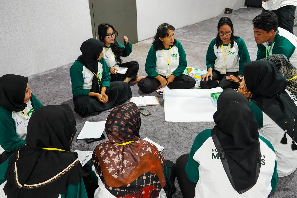 Para kader pelatih terpilih yang tengah mengikuti salah satu sesi Training-of-Trainers (ToT) Kader Pelatihan Nutrisi dan Kesehatan, Women Smallholders Program. Mereka mendapat pembekalan mengenai metode pelatihan yang akan diterapkan pada komunitasnya. Sesi ToT yang diselenggarakan tanggal 9-11 Januari 2024 di Pekanbaru, Riau, merupakan bagian dari komitmen Musim Mas untuk terus meningkatkan taraf hidup petani swadaya kelapa sawit.