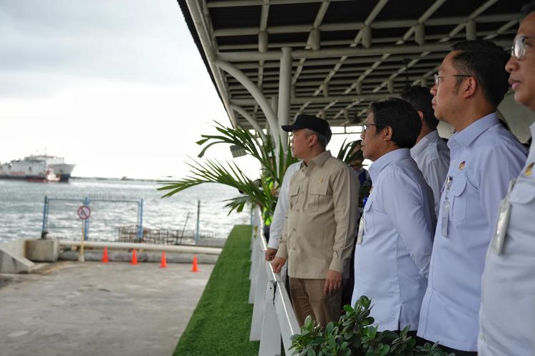 Menteri Perhubungan (Menhub) Dudy Purwagandhi meninjau Pelabuhan Tanjung Emas, Semarang Jateng, Minggu (14/12/2025).