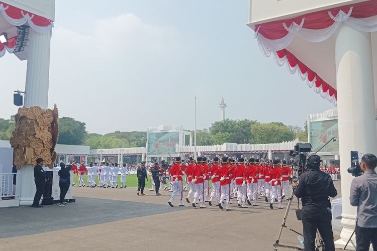 Suasana gladi bersih pelaksanaan upacara peringatan Hari Ulang Tahun (HUT) ke-78 Republik Indonesia (RI) di halaman Istana Merdeka, pada Selasa (15/8/2023).