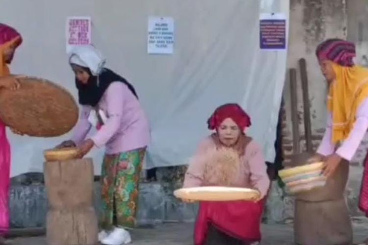 Saat Samadia dan tiga temannya mengayak padi merah khas Sumbawa. Mereka tak terpengaruh kenaikan harga beras di pasar.