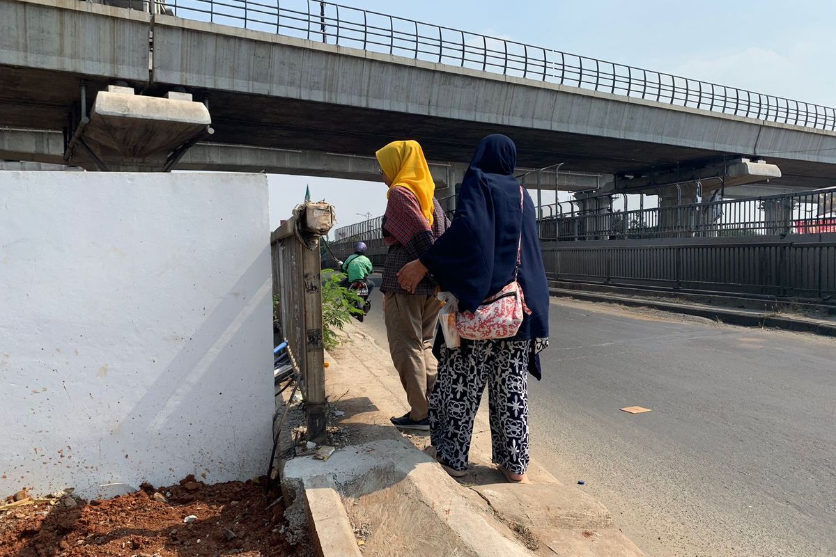 Jalur pedestrian menuju Stasiun LRT Cikunir 1 berisiko tinggi bagi pejalan kaki. Memiliki lebar kurang lebih satu meter, pejalan kaki yang melewati trotoar tersebut bisa terserempet kendaraan bermotor maupun mobil yang melintas di Jalan Caman Raya, Jatibening, Pondokgede, Kota Bekasi. 
