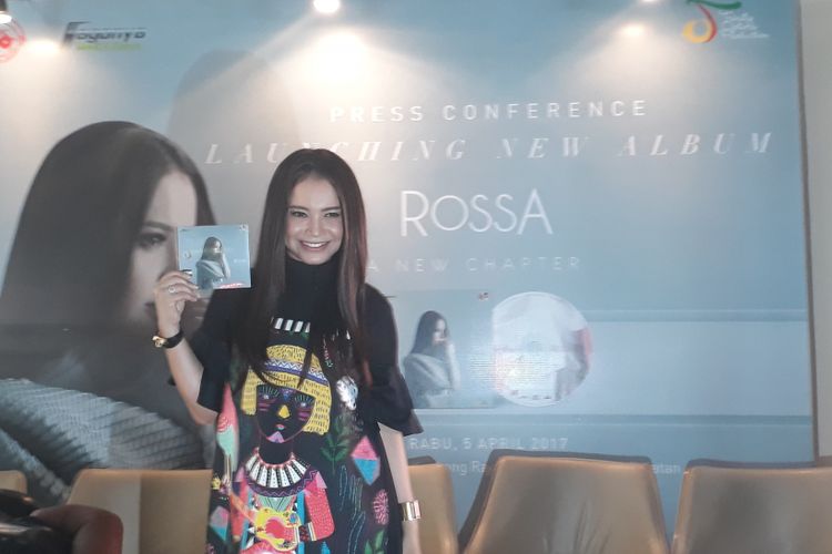 Rossa meluncurkan album baru bertajuk A New Chapter di KFC Kemang, Jakarta Selatan, Rabu (5/4/2017).