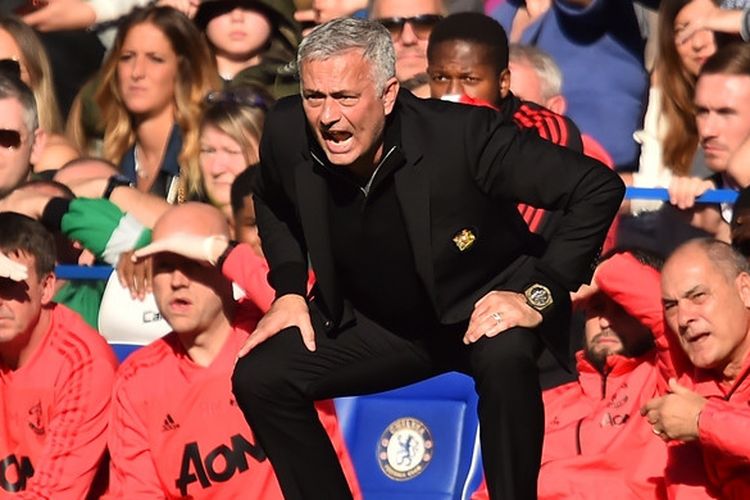 Jose Mourinho semasa masih melatih Manchester United dalam laga Liga Inggris melawan Chelsea di Stadion Stamford Bridge, London, Inggris pada 20 Oktober 2018.
