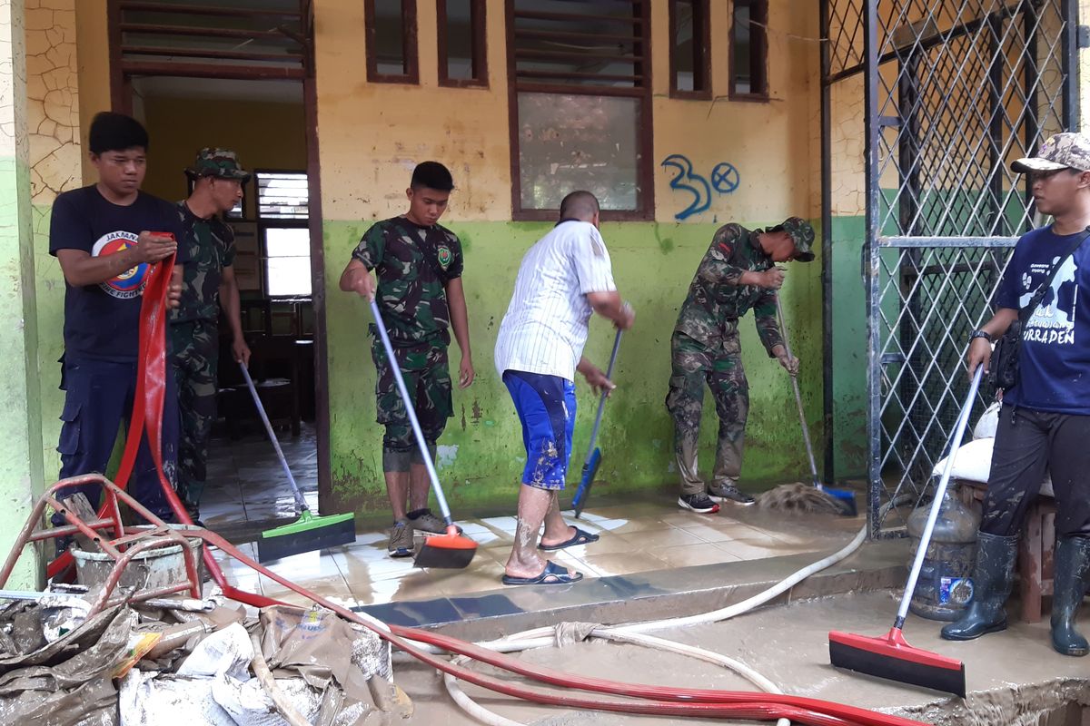 Sejumlah personel TNI tengah membantu membersihkan lumpur di SD Negeri Jatirasa III, Jatiasih, Kota Bekasi, Sabtu (4/1/2020).