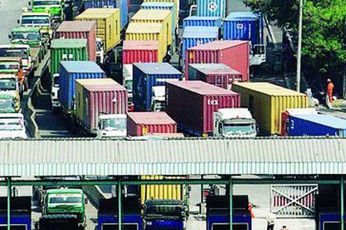 Antrean panjang menuju Terminal Peti Kemas di Pelabuhan Tanjung Priok. Salah satu kendala yang dikeluhkan investor, khususnya dari Taiwan, adalah soal infrastruktur, termasuk pelabuhan.
