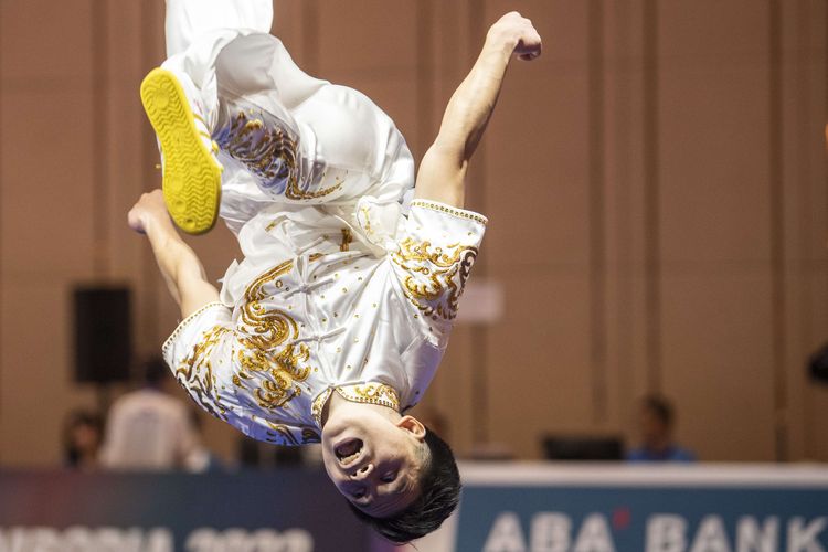 Atlet Taolu Indonesia Edgar Xavier Marvelo beraksi dalam final Wushu nomor Changquan putra saat SEA Games 2023 di Chroy Changvar International Convention & Exhibition Center, Phnom Penh, Kamboja, Jumat (12/5/2023). Edgar Xavier meraih medali emas pada nomor tersebut dengan skor 9,713.