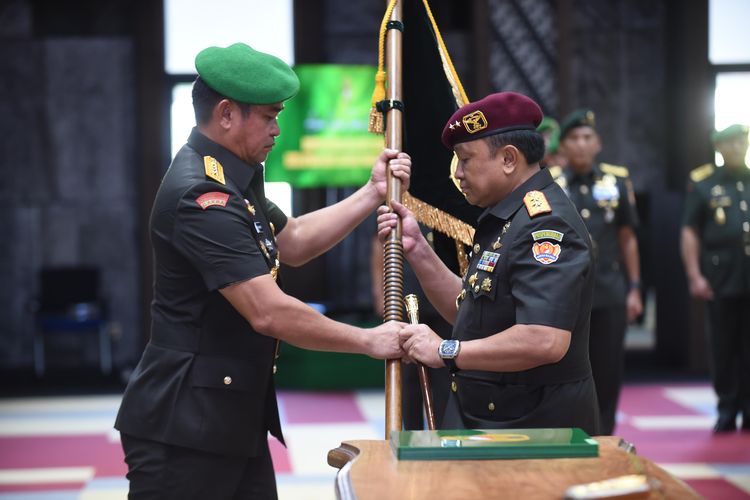 Kepala Staf TNI AD (KSAD) Jenderal Maruli Simanjuntak memimpin serah terima jabatan (sertijab) dua jabatan strategis TNI AD, Komandan Pusat Penerbangan TNI AD (Danpuspenerbad) dan Asisten Intelijen KSAD.  Sertijab itu digelar di Aula Jenderal Besar A.H. Nasution, Markas Besar TNI AD (Mabesad), Jakarta Pusat, Kamis (22/2/2024).  Jabatan Danpuspenerbad diserahterimakan dari Mayjen Totok Nugroho kepada Mayjen Jaka Tandang.