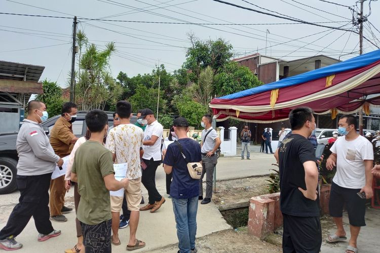 Sejumlah tenaga kerja asing (TKA) asal China mendatangi Klinik Polres Lebak di Rangkasbitung, Senin (28/6/2021). Mereka meminta disuntik vaksin, namun ditolak.