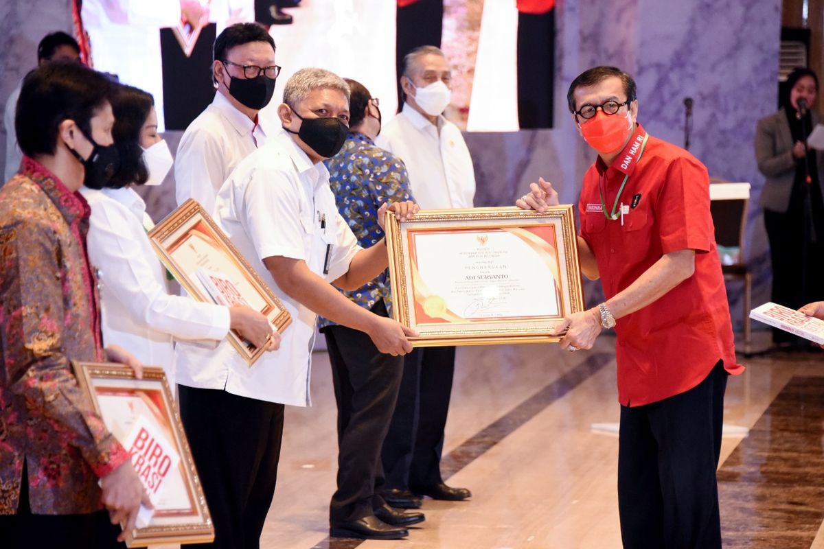 LAN menerima penghargaan dari Kemenkumham atas Dukungan dalam Pengembangan Inovasi dan Peningkatan Kompetensi Sumber Daya Manusia Kemenkumham.