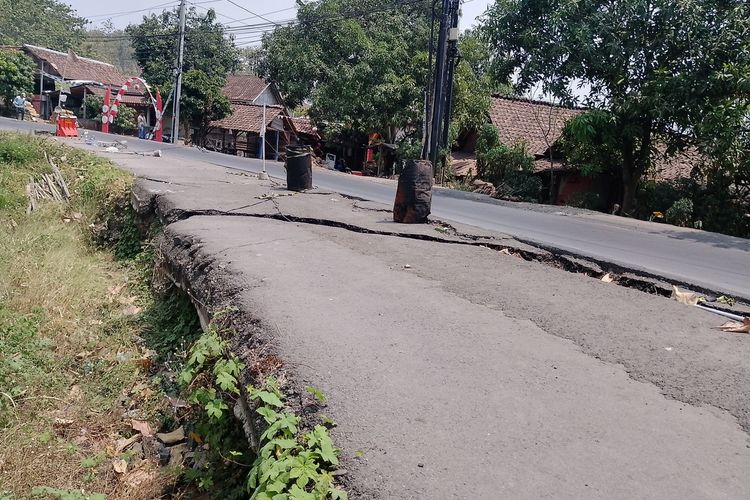 Sudah 4 Bulan Ambles, Jalan Penghubung Kendal-Semarang Belum Diperbaiki