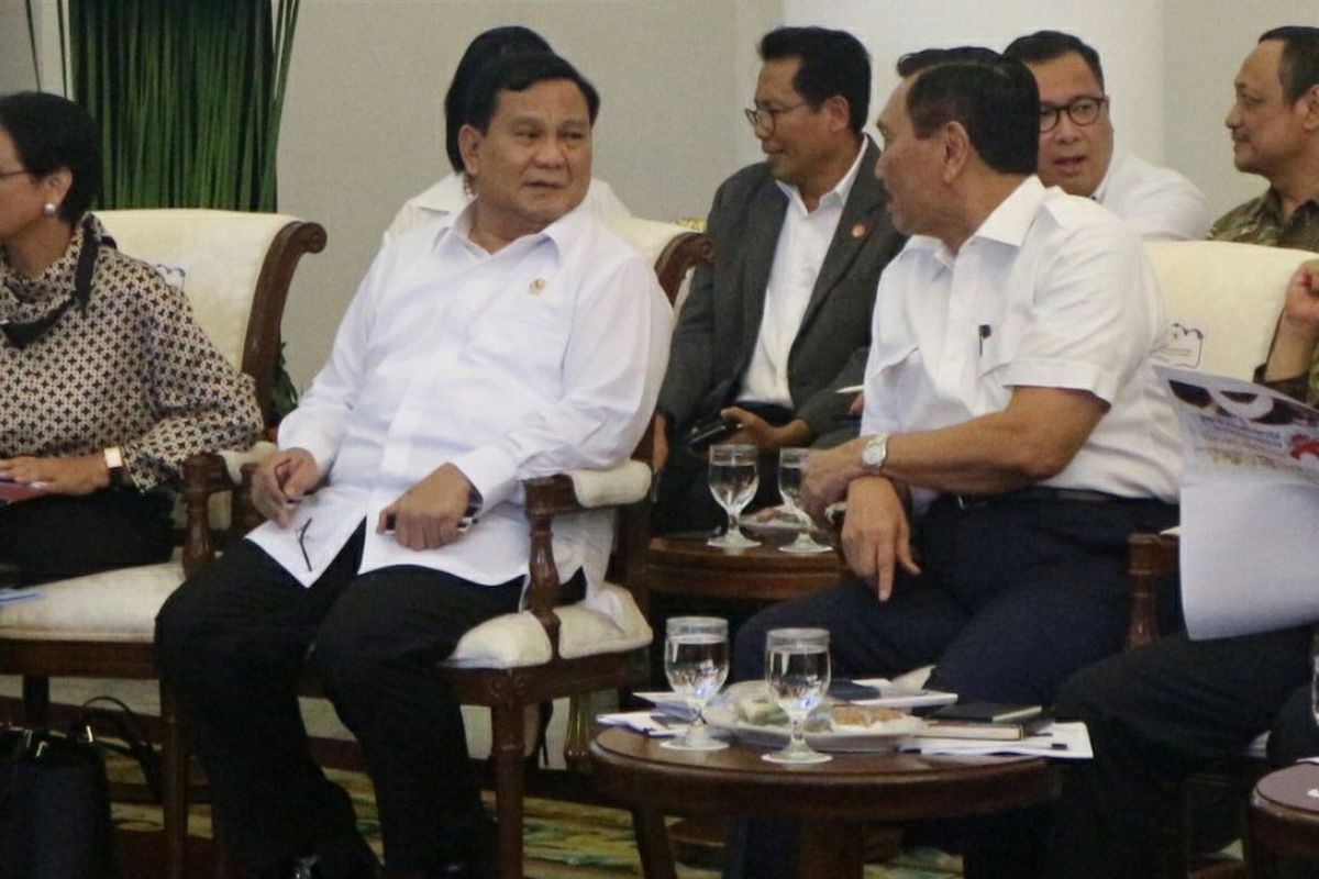 Menteri Pertahanan Prabowo Subianto berbincang dengan Menko bidang Kemaritiman dan Investasi sebelum Sidang Kabinet Paripurna di Istana Bogor, Selasa (11/2/2020)