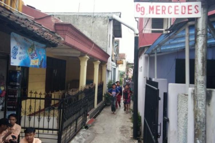 Sejumlah anak kecil saat bermain di Gang Mercedes, Jalan Sukabumi Dalam, Bandung, Kamis (26/1/2017). KOMPAS.com/DENDI RAMDHANI