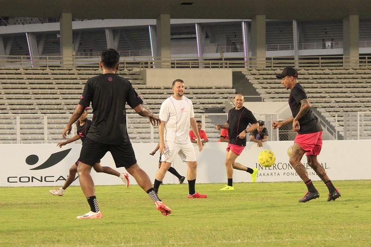 Pesepak bola asal Inggris, Jesse Lingard (paling kanan), beraksi dalam sesi fun football di Stadion Madya Gelora Bung Karno Senayan, Jakarta, pada Sabtu (10/6/2023).