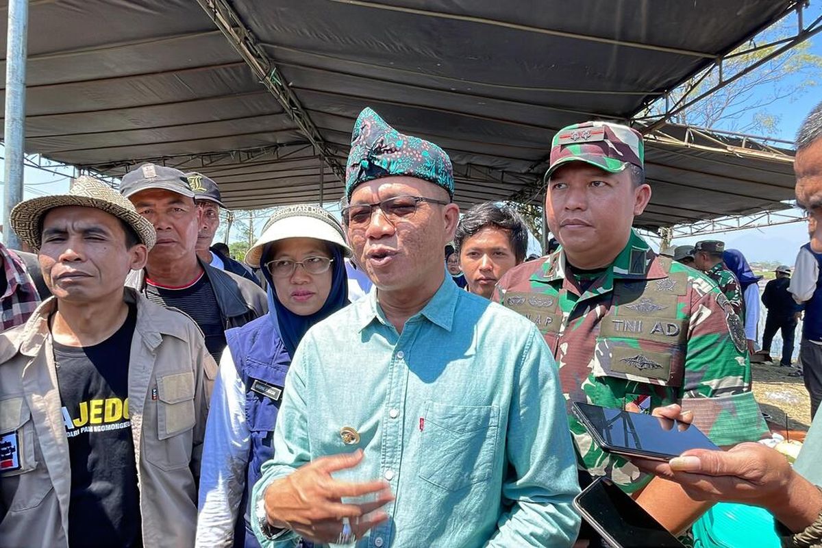 Bupati Bandung Dadang Supriatna saat diwawancarai mengenai kasus DBD di wilayah Kabupaten Bandung Rabu (8/5/2024)