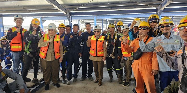 Pekerja pembangunan smelter PT Freeport Indonesia (PTFI) berfoto bersama Menteri Ketenagakerjaan (Menaker) Republik Indonesia (RI) Ida Fauziyah (tengah), (12/1). Menaker Ida terus mendorong dilakukannya dialog secara bipartit dan efektif kepada para mitra usaha.