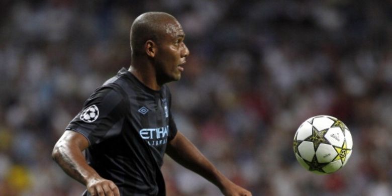 Bek Manchester City, Maicon.