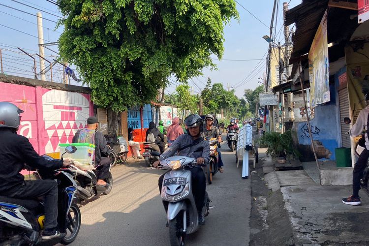 Banyak pengendara sepeda motor nekat melawan arus di Jalan Kayu Manis Barat, Kecamatan Matraman, Jakarta Timur, pada Kamis (16/3/2023) pagi.