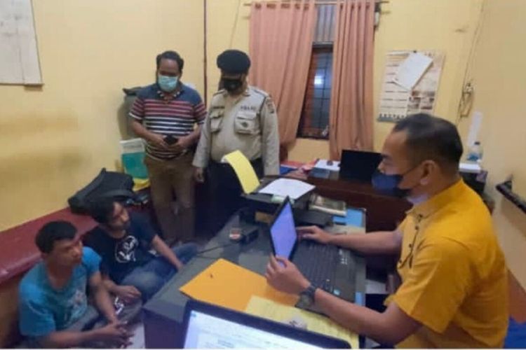 Dua pelaku jambret yang ditangkap Bripka Oktavianus Yusbar saat diamankan di Polsek Tenayan Raya di Pekanbaru, Riau, Jumat (4/2/2022).