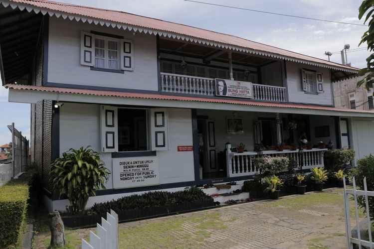 Suasana pengunjung di Museum Rumah Kelahiran Bung Hatta di Jl. Soekarno Hatta No.37, Bukittinggi, Sumatera Barat, Minggu (30/4/2017). Pengunjung dapat melihat silsilah keluarga Bung Hatta lewat dokumentasi dan informasi yang dipajang di pigura, serta untuk mengunjungi rumah kelahiran Bung Hatta tak dipugut biaya alias gratis, buka setiap hari dari Senin sampai Minggu dari pukul 08.00-18.00.