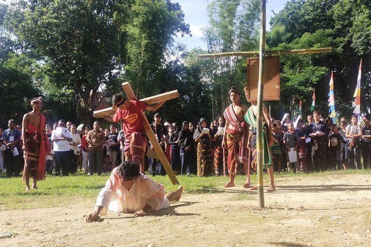 Taruna Anak Katolik (TARUK) di Paroki Santo Arnoldus Janssen, Tambolaka, Keuskupn Weetabula, NTT mementaskan jalan salib untuk memperingati Jalan Salib Yesus Kristus, Jumat, (29/3/2024).