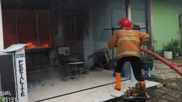 Rumah Pedagang Bensin Eceran di Cirebon Kebakaran, Pasutri Terbakar