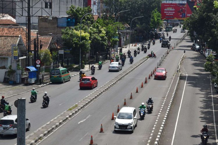 Kondisi jalanan di Kota Bandung tampak lengang di awal pemberlakukan Pembatasan Sosial Berskala Besar (PSBB), Hal tersebut terlihat di Jalan Ir H.Djuanda (Dago), Jalan Cihampelas, Jalan Sukajadi, Jalan Cipaganti, Rabu (22/4/2020).