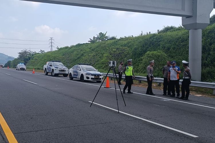 Tim TAA Polda Jateng dan Satlantas Polres Salatiga melakukah pemeriksaan di lokasi kecelakaan