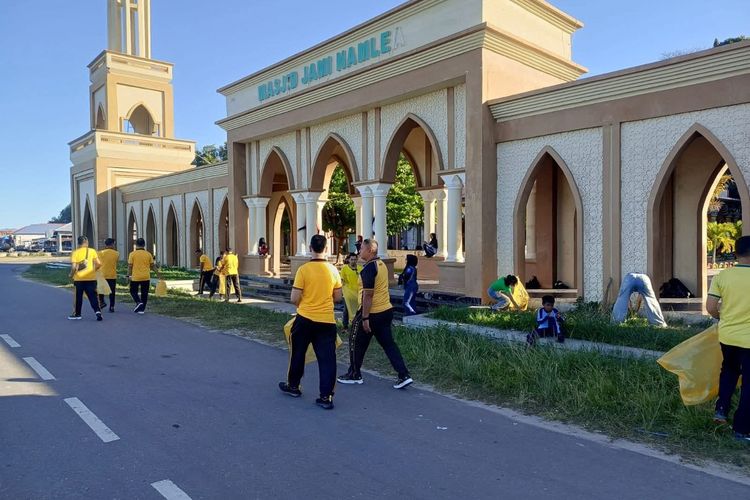 Jelang Brazil Vs Haiti, Fans Samba di Maluku Kerja Bakti Bersihkan Masjid