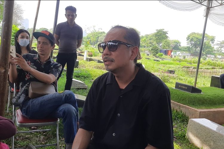 Indra Birowo menghadiri upacara pemakaman ayahnya di TPU Tanah Kusir, Kebayoran Lama, Jakarta Selatan, Sabtu (30/7/2022). Ayah Indra, Wargandi meninggal dunia dalam usia 85 tahun di RSUD Tebet, Jumat (29/7/2022), pukul 13.22 WIB. 