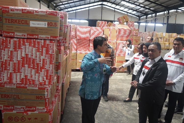 Peninjauan barang milik pekerja migran di gudang pengiriman barang Tambak Osowilangun, Jumat (5/4/2024).