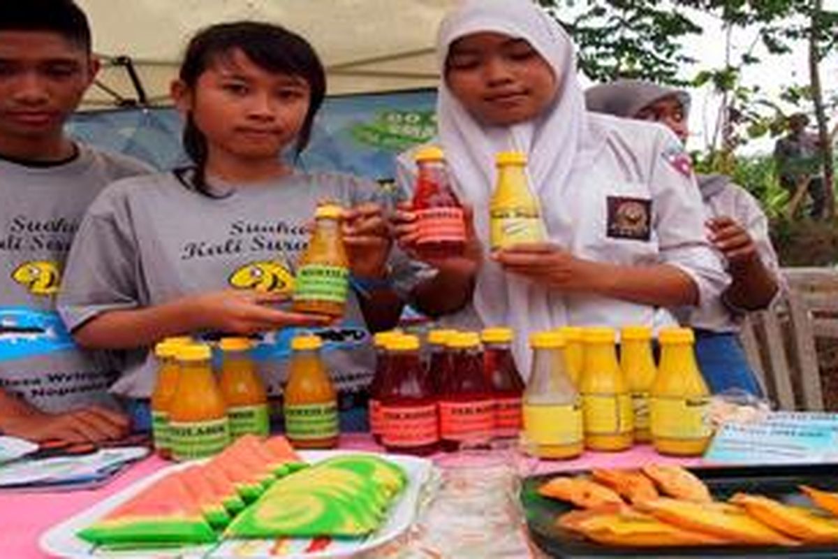 Siswa SMA Negeri 1 Driyorejo Kabupaten Gresik Jawa Timur Kamis (8/11/2012) memamerkan sejumlah produk berbahan alami seperti rosela jagung dan kunyit. Produk yang dikembangkan sekolah berwawasan lingkungan itu diantaranya susu dari jagung (semacam susu dari kedelai).