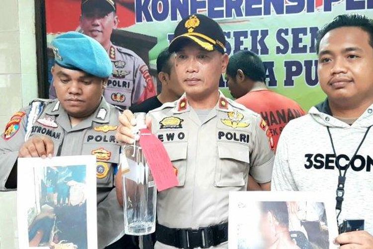 Kapolsek Metro Senen, Kompol Ewo Samono (tengah), saat memegang barang bukti botol minuman keras, di kantor Polsek Metro Senen, Jakarta Pusat, Rabu (5/2/2020).