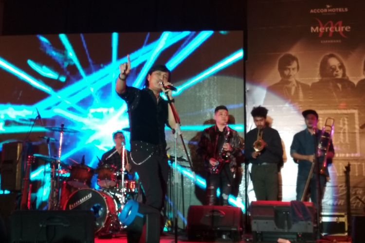 KLa Project membawakan 26 lagu pada malam pergantian tahun baru 2018 di Mercure Hotel Karawang, Galuh Mas, Minggu (31/12/2017) malam, dengan tajuk RomantiKla.