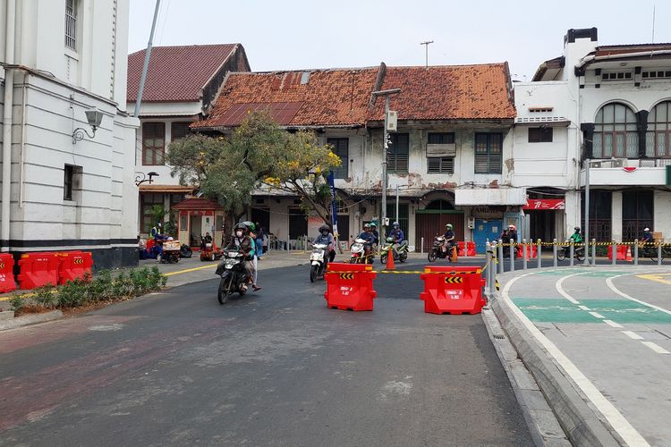 Jalan Pintu Besar Utara, tepatnya di belokan antara Museum Bank Indonesia dengan sekitar kawasan Kota Tua Jakarta, kini telah dilapisi lapisan anti licin atau anti skid, Jumat (16/9/2022)