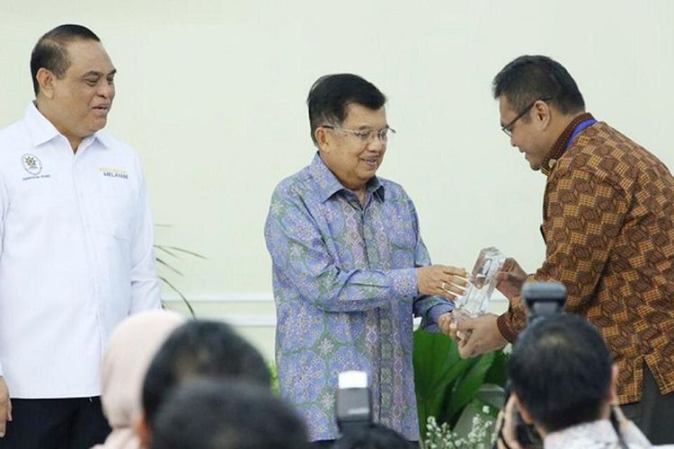 Kepala Lembaga Administrasi Negara (LAN) Adi Suryanto saat menerima penghargaan sebagai Top 45 Inovasi Pelayanan Publik Tahun 2019