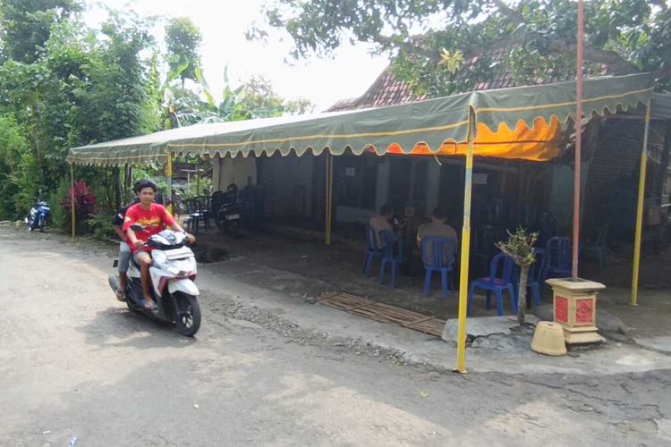 Rumah duka Pekerja Migran Indonesia (PMI) asal Desa Tajug, Kecamatan Siman, Kabupaten Ponorogo,yang menjadi korban kebakaran di apartemen Wang Fuk Court, Hong Kong. Rencananya Dian Mardiana akan pulang tahun depan setelah menyelesaikan kotrak kerja.