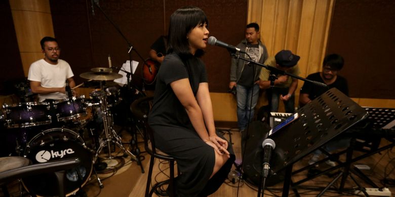 Penyanyi Astrid Sartiasari berlatih menjelang konser Musika Foresta di Jakarta, Jumat (12/5/2017). Konser Musika Foresta akan digelar di Balai Sarbini Sabtu (13/5/2017) besok.