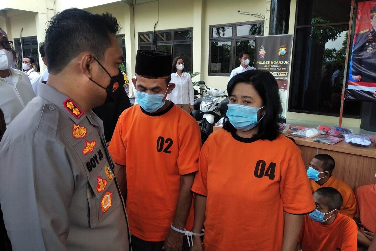 Kapolres Nganjuk AKBP Boy Jeckson Situmorang mengintrogasi Pasutri pengedar pil koplo saat konferensi pers di Mapolres Nganjuk, Jumat (20/5/2022)