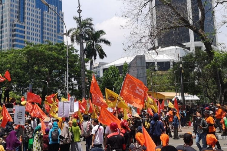 Sejumlah buruh dan petani menggelar aksi unjuk rasa di kawasan Patung Kuda Arjuna Wijaya, Jakarta Pusat, pada Sabtu (24/9/2022). 