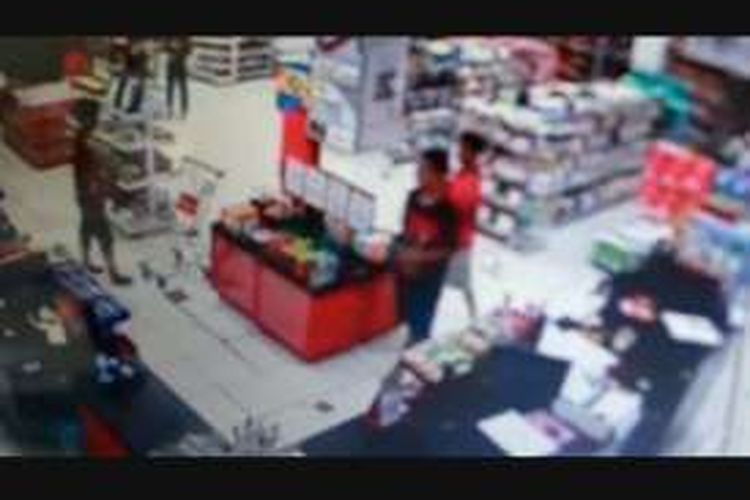 Aksi 2 Remaja Mencuri Parfum Di Minimarket Terekam Cctv