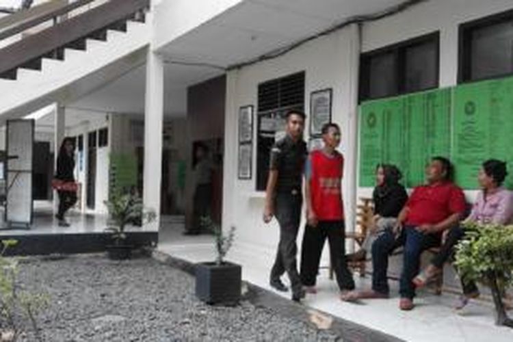 Sutadi saat di giring memasuki ruang sidang di Pengadilan Negeri Stabat, Langkat.