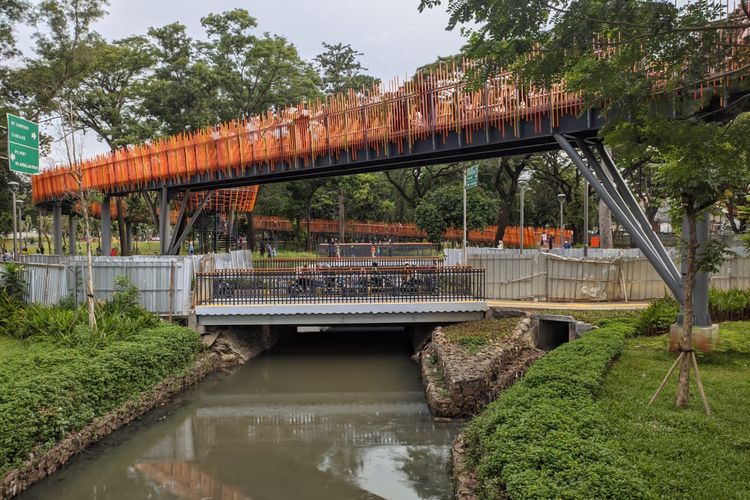 Jembatan infinty sky bridge yang menghubungkan sisi utara dan sisi selatan Tebet Eco Park, Minggu (24/4/2022).