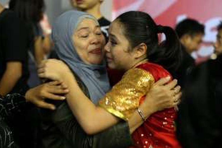 Atlet wushu Sumatera Utara, Juwita Niza Wasni (kanan), memeluk sang ibunda setelah mendapatkan nilai tertinggi pada nomor nanquan dan nandao di GOR Pajajaran, Bandung, Senin (19/9/2016).