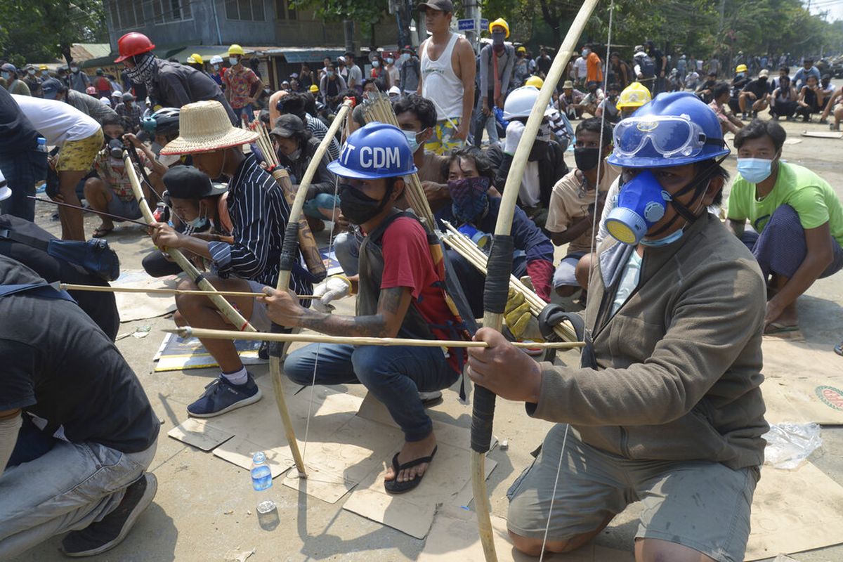 Demonstran anti-kudeta menyiapkan busur dan anak panah darurat untuk menghadapi polisi di kotamady kota Thaketa Yangon, Myanmar, Sabtu, 27 Maret 2021. 