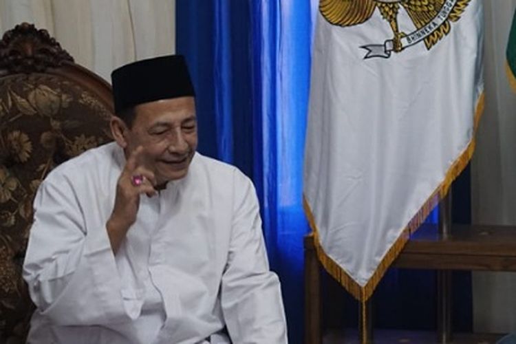 Menko Maritim Luhut Binsar Pandjaitan (kanan) berbincang dengan Habib Luthfi di Pekalongan, Jawa Tengah.