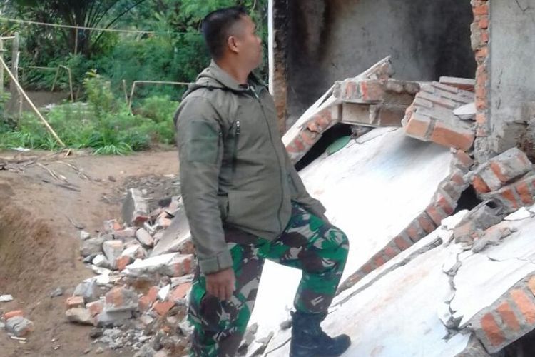 Dinding eks kantor Polhut di Kabupaten Lebong ambruk akibat gempa.