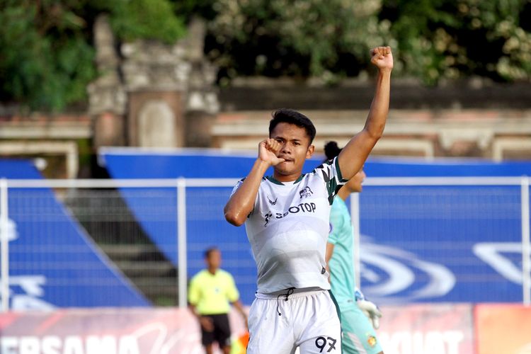 Selebrasi pemain Persikabo 1973 Dimas Drajad seusai menjebol gawang Persik Kediri pada pertandingan pekan 19 Liga 1 2021-2022 yang berakhir dengan skor 1-2 di Stadion I Gusti Ngurah Rai Denpasar, Jumat (14/1/2022) 